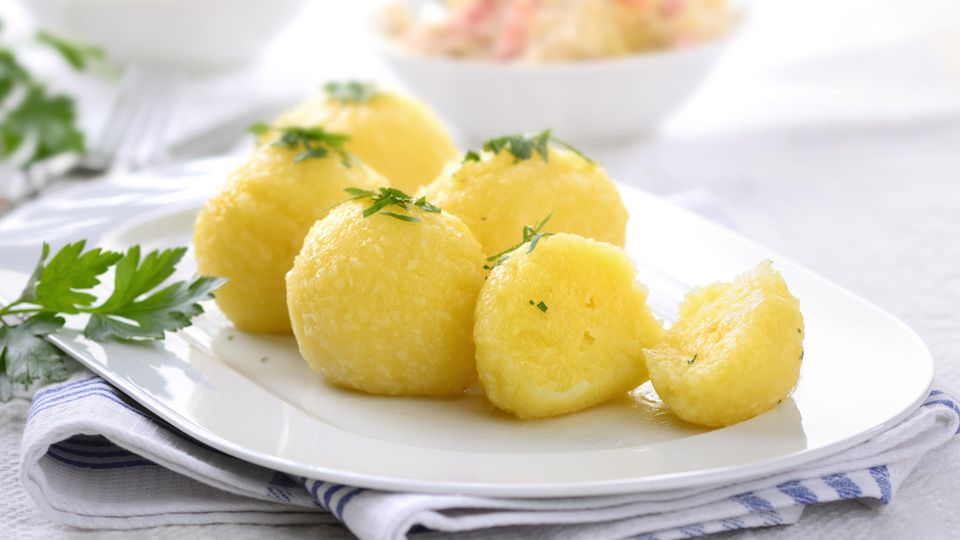 Klöße bzw. Knödel Klöße bzw. Knödel
