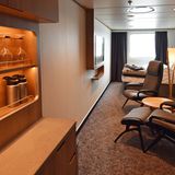 Die Kabine 534 auf einem der unteren Decks: Auch hier gibt es große Fenster statt kleiner Bullaugen. Innenkabinen gibt es auf der "Roald Amundsen" nicht, ebenso auf der baugleichen "Fridtjof Nansen", die 2020 zur Flotte von Hurtigruten stoßen wird.