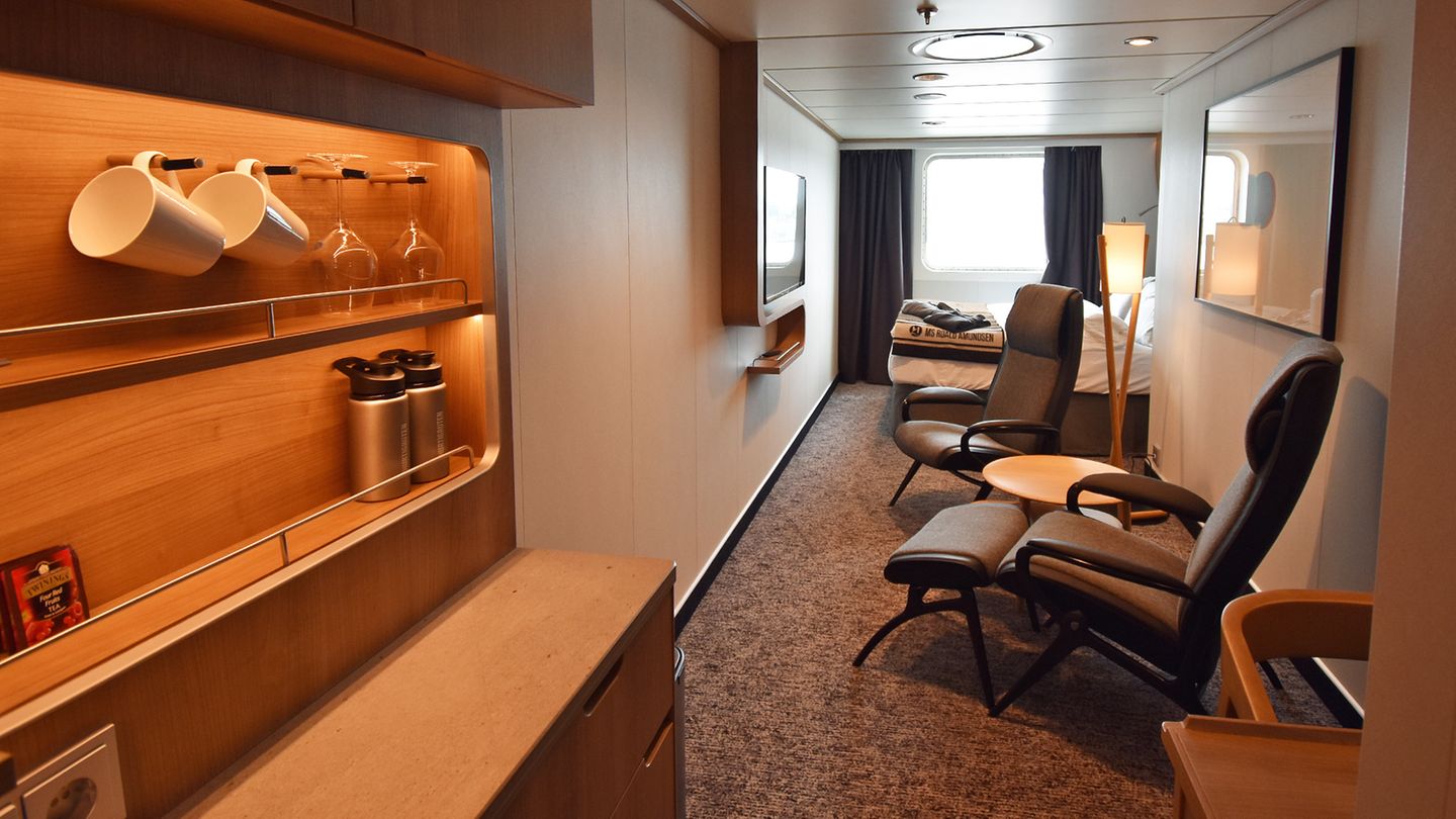 Die Kabine 534 auf einem der unteren Decks: Auch hier gibt es große Fenster statt kleiner Bullaugen. Innenkabinen gibt es auf der "Roald Amundsen" nicht, ebenso auf der baugleichen "Fridtjof Nansen", die 2020 zur Flotte von Hurtigruten stoßen wird.