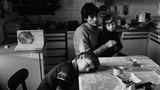 Ute Mahler: Schauspieler Winfried Glatzeder mit seinen Söhnen Robert und Philipp 1982 in Berlin.