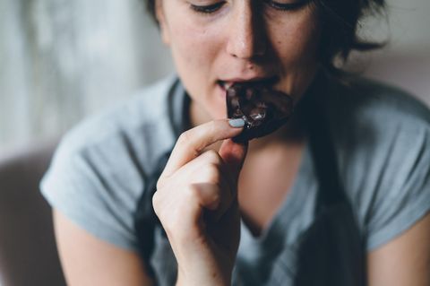 Kultur und Ernährung: Eine Frau isst Schokolade
