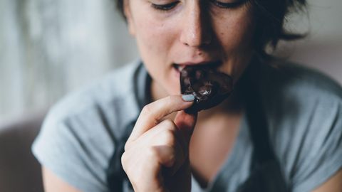 Kultur und Ernährung: Eine Frau isst Schokolade