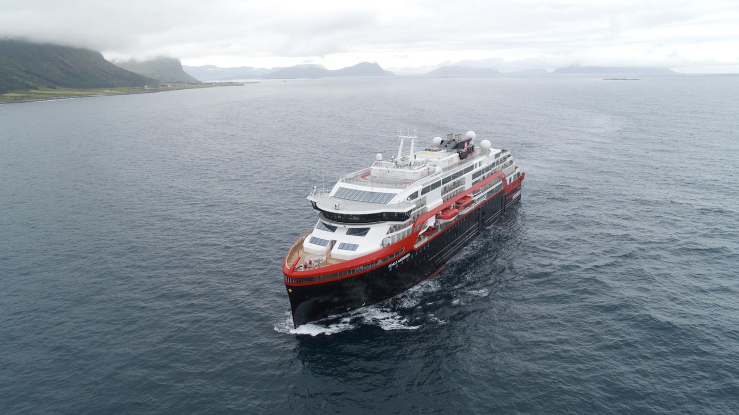 MS Roald Amundsen MS Roald Amundsen