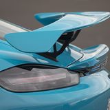 Bei der Höchstgeschwindigkeit von 304 km/h drücken 122 Kilogramm auf das Heck