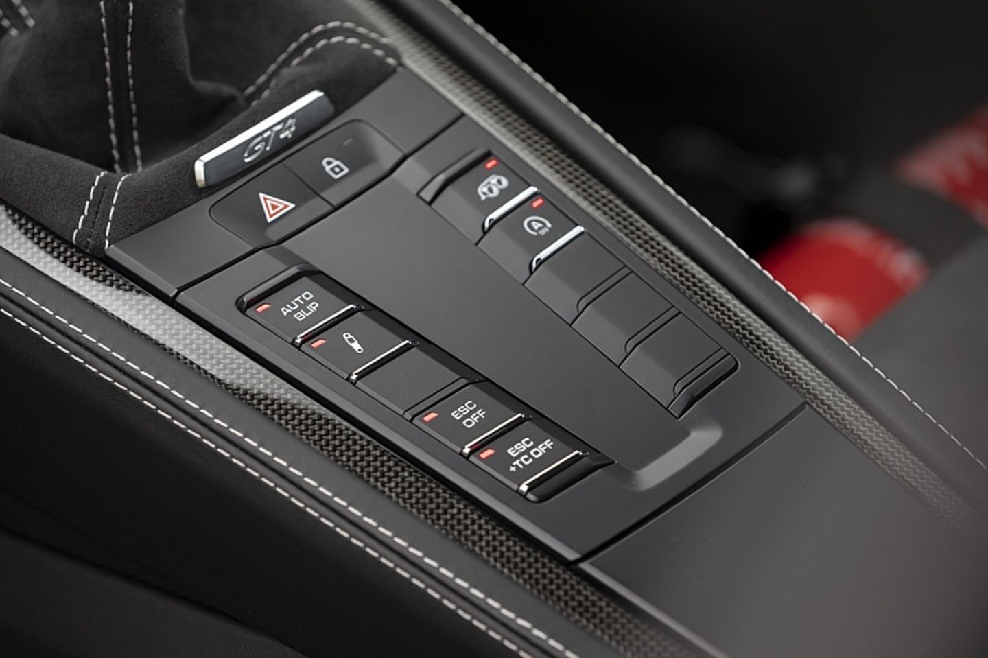 In der leicht ansteigenden Mittelkonsole stellt man den Cayman GT4 scharf