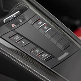 In der leicht ansteigenden Mittelkonsole stellt man den Cayman GT4 scharf