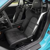 Die Sitze sind bequem und bieten Seitenhalt