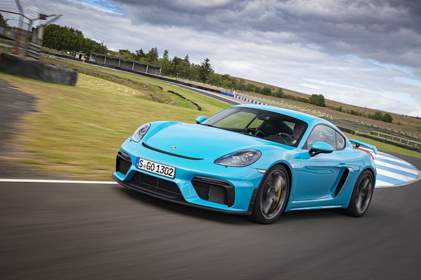 Mit einem Gewicht von 1.420 Kilogramm, ist der Cayman um 95 Kilogramm leichter als der Porsche 911 Carrera S