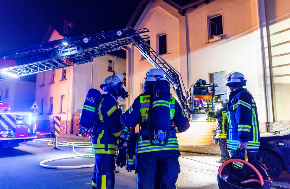 Nachrichten aus Deutschland 89-Jähriger stirbt bei Wohnungsbrand Nachrichten aus Deutschland Feuerwehreinsatz in Kriftel