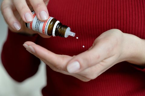 Kostenübernahme durch Krankenkasse: Eine Frau nimmt ein homöopathisches Mittel ein
