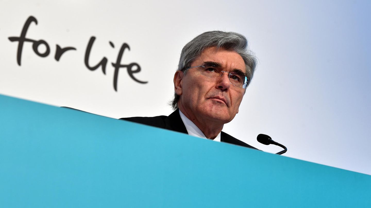 Siemens-Chef Joe Kaeser blickt ernst bei einer Rede
