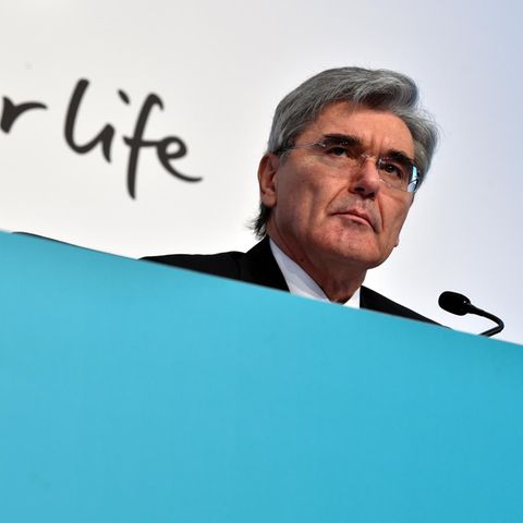Siemens-Chef Joe Kaeser blickt ernst bei einer Rede