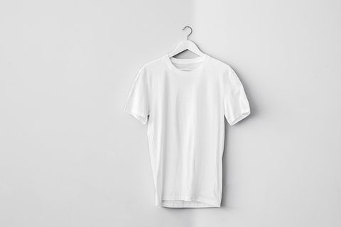 Tshirt hängt an Wand