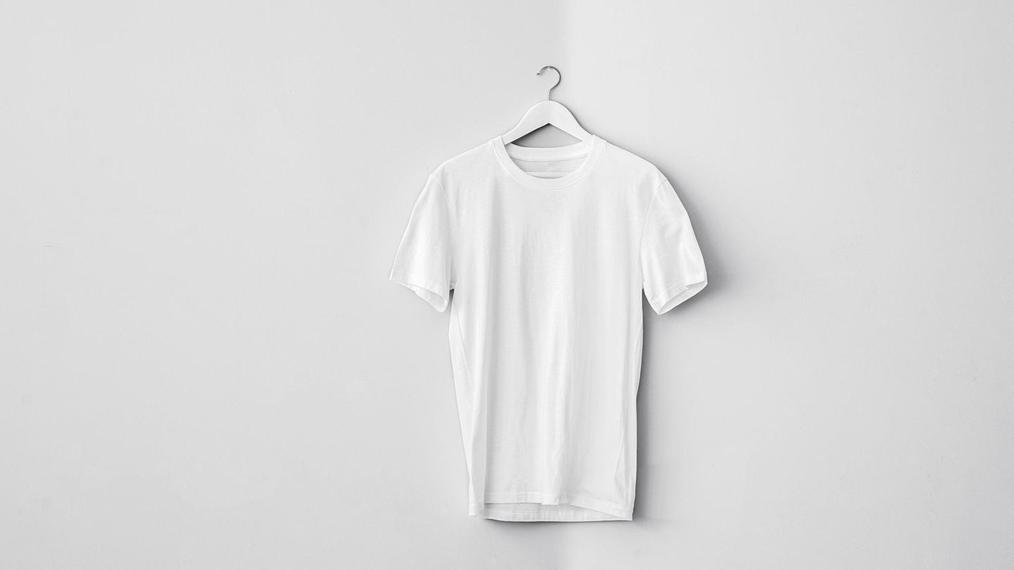 Tshirt hängt an Wand