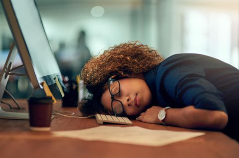 Frau am Schreibtisch