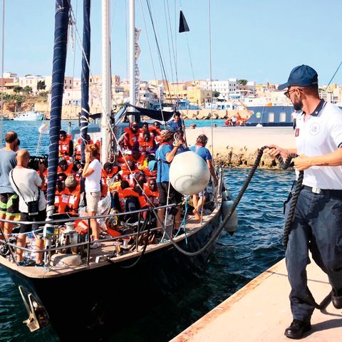 Trotz des Verbots von Innenminister Salvini legte das Segelschiff "Alex" in Lampedusa an