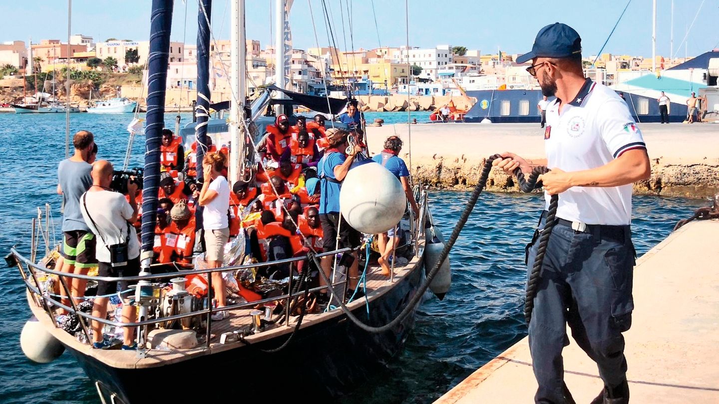 Trotz des Verbots von Innenminister Salvini legte das Segelschiff "Alex" in Lampedusa an Trotz des Verbots von Innenminister Salvini legte das Segelschiff "Alex" in Lampedusa an