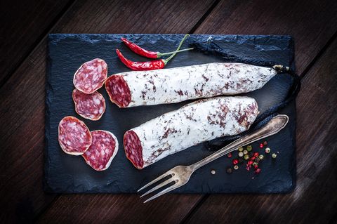 Edelschimmel auf Salami kann unbedenklich verzehrt werden. Er verleiht dem Produkt einen würzigen Geschmack, konserviert und schützt vor Besiedelung mit gefährlichem Schimmel. 