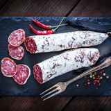 Edelschimmel auf Salami kann unbedenklich verzehrt werden. Er verleiht dem Produkt einen würzigen Geschmack, konserviert und schützt vor Besiedelung mit gefährlichem Schimmel. 