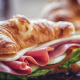 Bei luftgetrockneten Wurstwaren wie beispielsweise Serrano-Schinken gilt: Betrifft die verschimmelte Stelle nur die Oberfläche und nicht das ganze Stück, kann man die Flecken großzügig wegschneiden. Bei stärkerem Befall heißt es: Ab in die Tonne! Setzt Kochschinken Schimmel an, dann muss er sofort in den Müll.