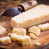 Bei Hartkäse wie Parmesan gilt: Schimmelsporen können sich nicht im ganzen Produkt ausbreiten. Schneiden Sie daher die verschimmelten Stellen großzügig weg – und genießen Sie den Käse. Allerdings nur, wenn der Schimmel nur an der Oberfläche auftritt und es sich nicht ums ganze Stück handelt. Edelschimmel auf Camembert ist grundsätzlich unbedenklich.