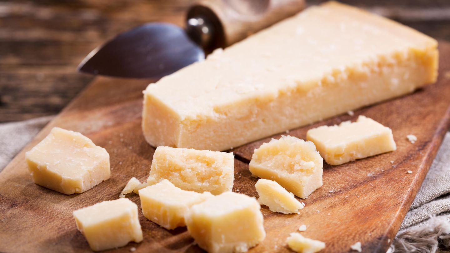 Bei Hartkäse wie Parmesan gilt: Schimmelsporen können sich nicht im ganzen Produkt ausbreiten. Schneiden Sie daher die verschimmelten Stellen großzügig weg – und genießen Sie den Käse. Allerdings nur, wenn der Schimmel nur an der Oberfläche auftritt und es sich nicht ums ganze Stück handelt. Edelschimmel auf Camembert ist grundsätzlich unbedenklich.
