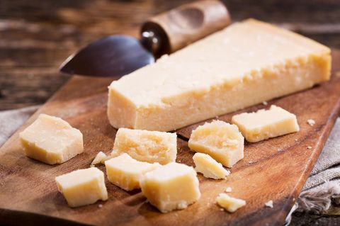 Bei Hartkäse wie Parmesan gilt: Schimmelsporen können sich nicht im ganzen Produkt ausbreiten. Schneiden Sie daher die verschimmelten Stellen großzügig weg – und genießen Sie den Käse. Allerdings nur, wenn der Schimmel nur an der Oberfläche auftritt und es sich nicht ums ganze Stück handelt. Edelschimmel auf Camembert ist grundsätzlich unbedenklich.