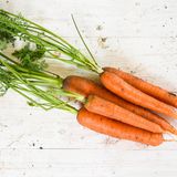 Wie bei Hartkäse kann festes Obst und Gemüse wie Möhren oder Wurzelgemüse noch verzehrt werden, wenn sich bereits Schimmel angesiedelt hat. Schneiden Sie dafür die verschimmelte Stelle großzügig ab. 