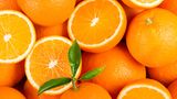 Schimmel und Bakterien lieben Feuchtigkeit: Deswegen gehören weich-fleischiges Obst und Gemüse, die bereits Schimmel angesetzt haben in den Müll. Dazu zählen beispielsweise Orangen oder Tomaten.
