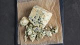 Schimmel bei Camembert, Gorgonzola oder Roquefort gilt als Delikatesse. Die Schimmelsorte trägt zum besonderen Geschmack und Aussehen des Käses bei und ist für den menschlichen Organismus völlig unbedenklich.