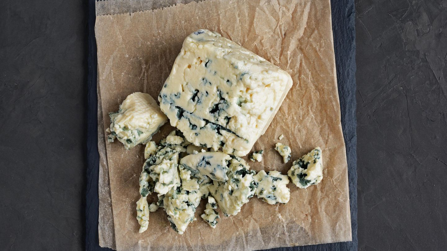 Schimmel bei Camembert, Gorgonzola oder Roquefort gilt als Delikatesse. Die Schimmelsorte trägt zum besonderen Geschmack und Aussehen des Käses bei und ist für den menschlichen Organismus völlig unbedenklich.