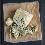 Schimmel bei Camembert, Gorgonzola oder Roquefort gilt als Delikatesse. Die Schimmelsorte trägt zum besonderen Geschmack und Aussehen des Käses bei und ist für den menschlichen Organismus völlig unbedenklich.