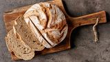 Ihr Brot ist verschimmelt? Dann schmeißen Sie es in den Müll. Schimmelsporen haben bereits das ganze Brot infiltriert - auch wenn es bei den anderen Scheiben noch nicht erkennbar ist. Das Gleiche gilt übrigens für Brötchen, Muffins und anderes Gebäck.