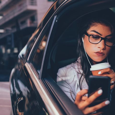 Frau in Auto