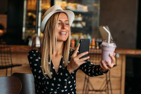 Influencer mit Milkshake