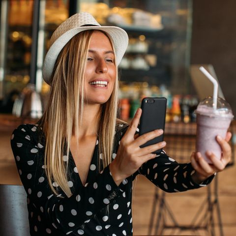 Influencer mit Milkshake