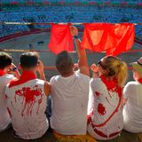 Wenn die Tiere nach dem Spektakel in der Altstadt die Arena erreicht haben, warten Zuschau auf das Tötungsritual