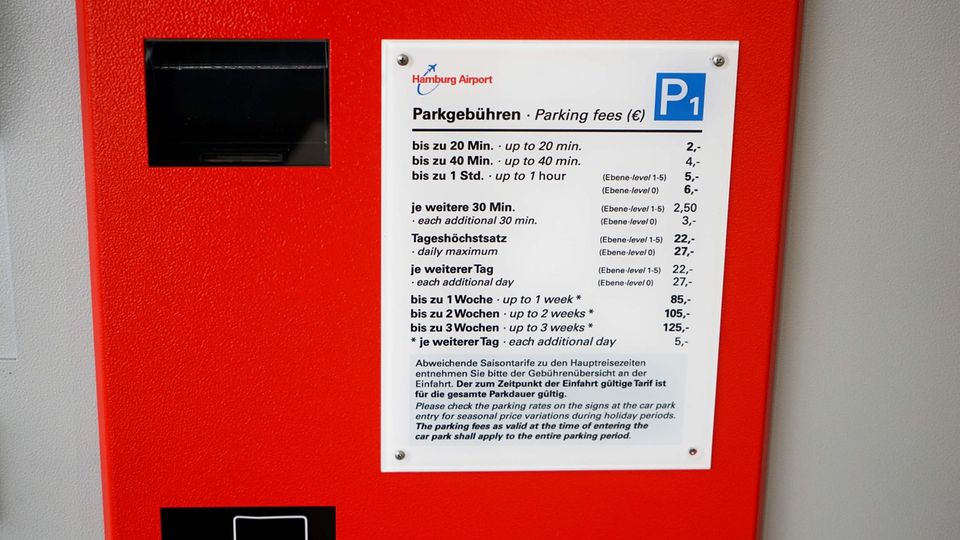 Kassenautomat Parkhaus Flughafen Hamburg Die Preise für einen Parkplatz am Hamburger Flughafen hängen an den Kassenautomaten aus