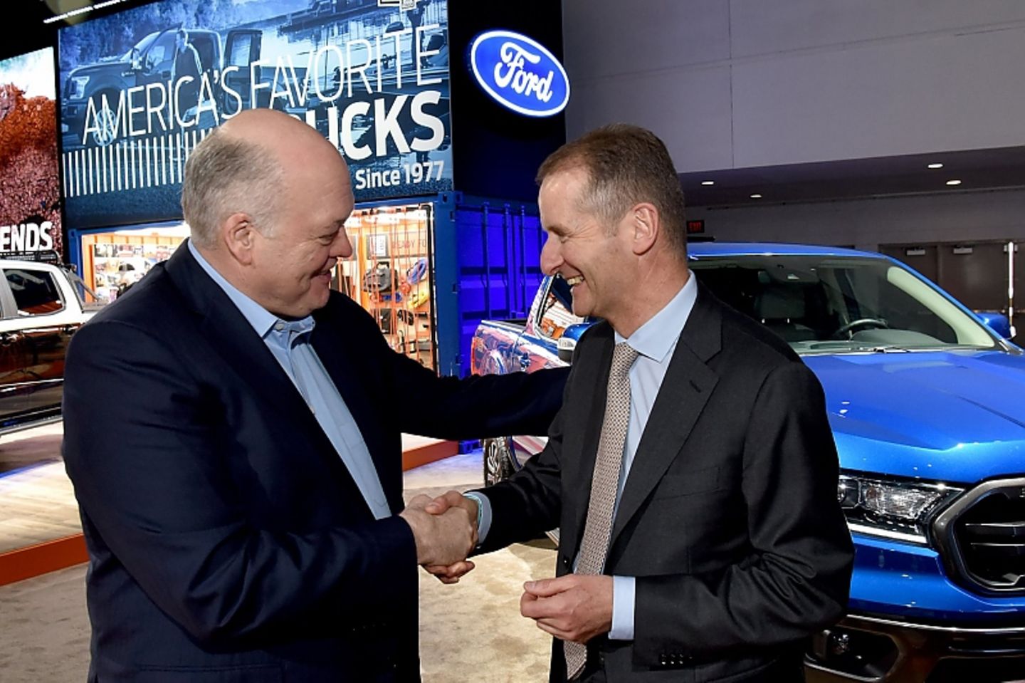 Ford Chef Jim Hackett links und Herbert Diess besiegeln die Zusammearbeit