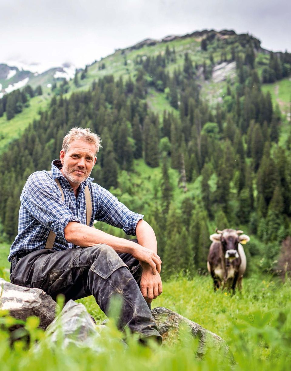 Sommerfrische in den Bergen: Florian Karg ist 46 Jahre alt und verbringt derzeit seinen 34. Sommer auf der Alpe Plättele. Dort hütet er 120 Rinder und fünf Milchkühe. Im Winter steht er als Operntenor auf der Bühne. Florian Karg ist 46 Jahre alt und verbringt derzeit seinen 34. Sommer auf der Alpe Plättele. Dort hütet er 120 Rinder und fünf Milchkühe. Im Winter steht er als Operntenor auf der Bühne.