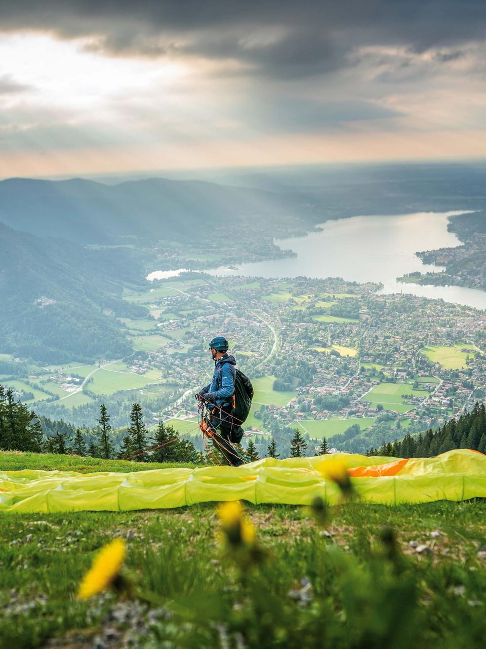 Sommerfrische in den Bergen: Martin Weber, 48, ist evangelischer Pfarrer am Tegernsee. Am liebsten geht er abends auf den Berg, um mit dem Gleitschirm ins Tal zu fliegen – oft mehrmals hintereinander Martin Weber, 48, ist evangelischer Pfarrer am Tegernsee. Am liebsten geht er abends auf den Berg, um mit dem Gleitschirm ins Tal zu fliegen – oft mehrmals hintereinander