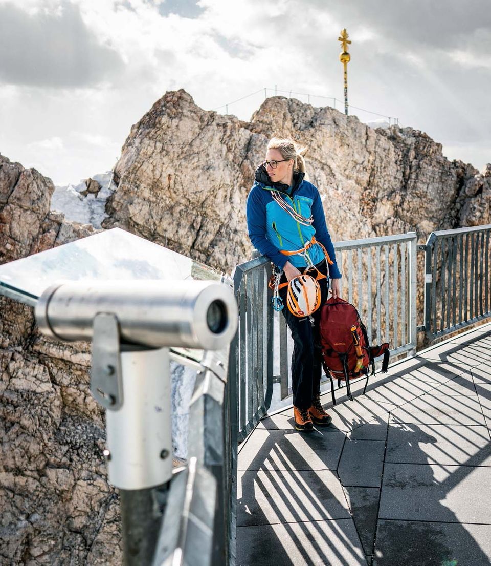 Sommerfrische in den Bergen: Christina Huber arbeitet in einer Münchner Steuerkanzlei. So oft wie möglich fährt die 30 Jahre alte Alpinistin in ihre Heimat Garmisch-Partenkirchen und unterstützt dort die örtliche Bergwacht. Christina Huber arbeitet in einer Münchner Steuerkanzlei. So oft wie möglich fährt die 30 Jahre alte Alpinistin in ihre Heimat Garmisch-Partenkirchen und unterstützt dort die örtliche Bergwacht.