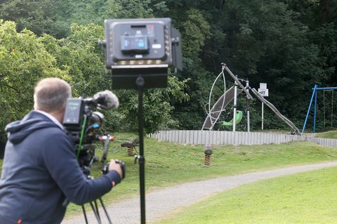 Ein Kameramann filmt einen Spielplatz, in dessen Nähe eine junge Frau von mutmaßlich einer Gruppe Jugendlicher überfallen und sexuell missbraucht worden ist. 