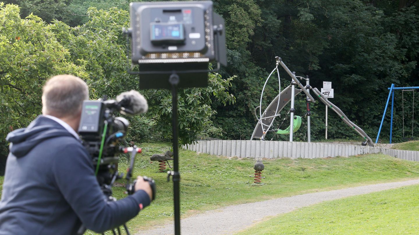 Ein Kameramann filmt einen Spielplatz, in dessen Nähe eine junge Frau von mutmaßlich einer Gruppe Jugendlicher überfallen und sexuell missbraucht worden ist. 