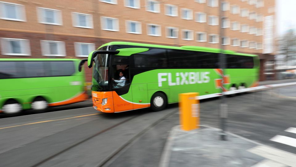 Ein FlixBus unterwegs auf der Straße