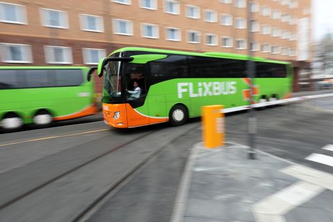 Ein FlixBus unterwegs auf der Straße