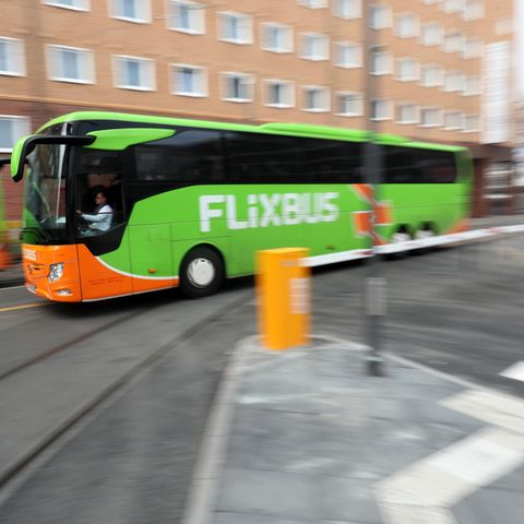 Ein FlixBus unterwegs auf der Straße