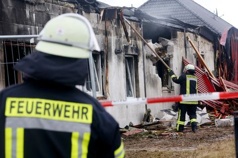 Feuerwehrleute löschen die Reste eines abgebrannten Saunaclubs