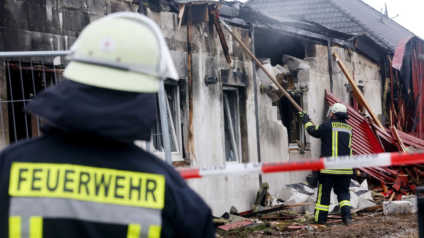 Feuerwehrleute löschen die Reste eines abgebrannten Saunaclubs