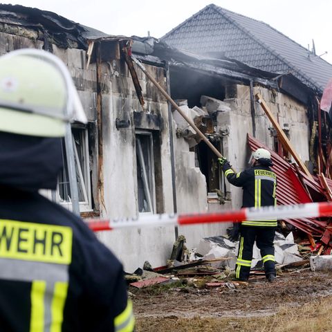 Feuerwehrleute löschen die Reste eines abgebrannten Saunaclubs